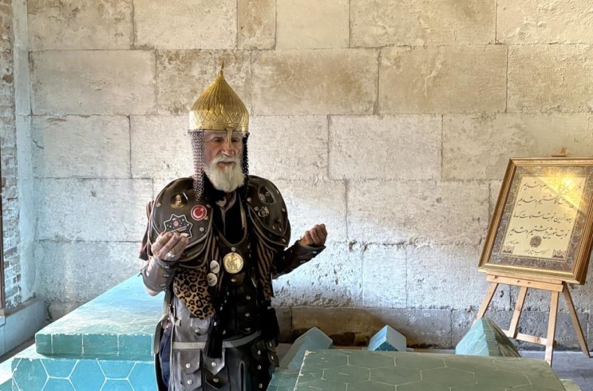  Sultan Alparslan’ın kılığında 60 ili gezdi, son durağı Sivas’ta gençlere Malazgirt zaferini anlattı