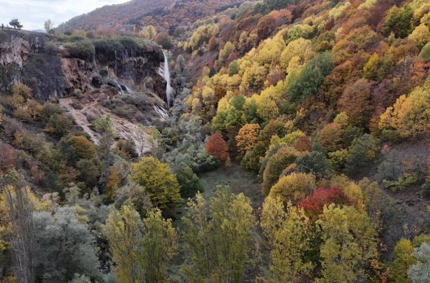  Dipsiz Göl ve Şelalesi’nde sonbahar manzaraları görenleri mest ediyor