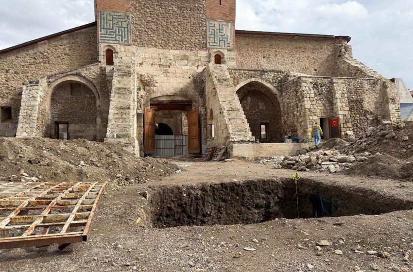  Tarihi medreselerde restorasyon sürüyor